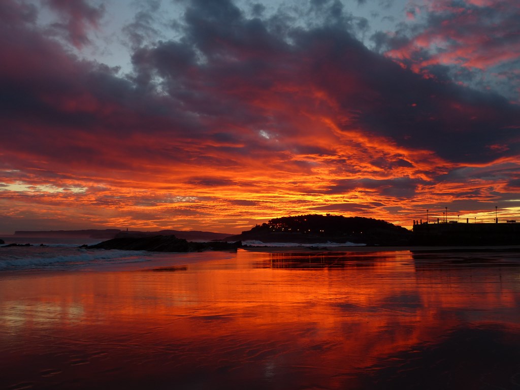 Amanecer ardiente de febrero
Dentro de la tónica seca de este invierno en Santander, se muestra un amanecer del Sur con nubes medias y altas, tomado en la playa de El Sardinero, a las 8,15 horas. 
Álbumes del atlas: ZFI17 candilazo