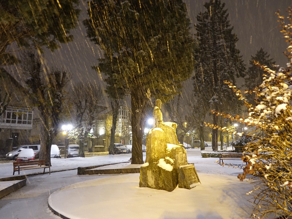 Primera nevada invernal en Reinosa
Después de un otoño con precipitaciones escasas, comienza Diciembre con una nevada que parece presagiar el invierno que estamos teniendo. Foto tomada, con viento racheado, en el parque de Cupido a las 18,14 h junto a la estatua del pintor Casimiro Sainz.
