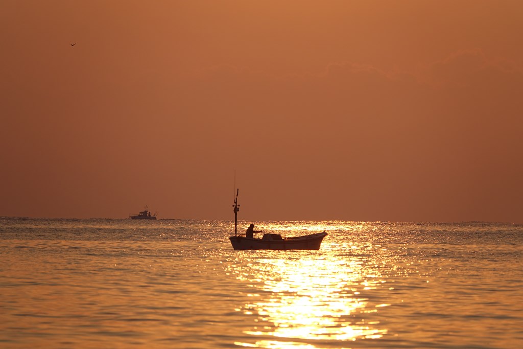 Amanecer en calma
En el contexto de un mes de Julio de meteorología cambiante, se dieron algunos amaneceres como el de la  presente foto, que muestra una atmósfera en calma en un amanecer soleado que invita a la pesca. 
