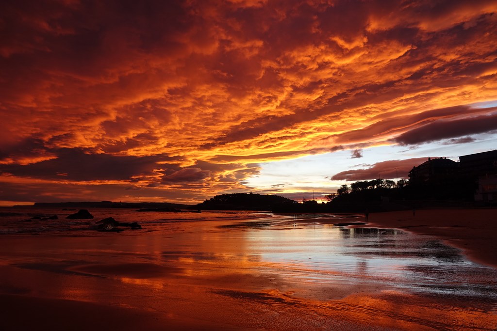 Amanecer ardiente en Santander ( Cantabria )
Noche de fuerte viento del suroeste en Cantabria que disminuye al amanecer y llega acompañado de nubes media de contundente perfil. Esta situación desemboca en un potente pantallazo o candilazo sobre la playa de El Sardinero, en Santander ( Cantabria )
