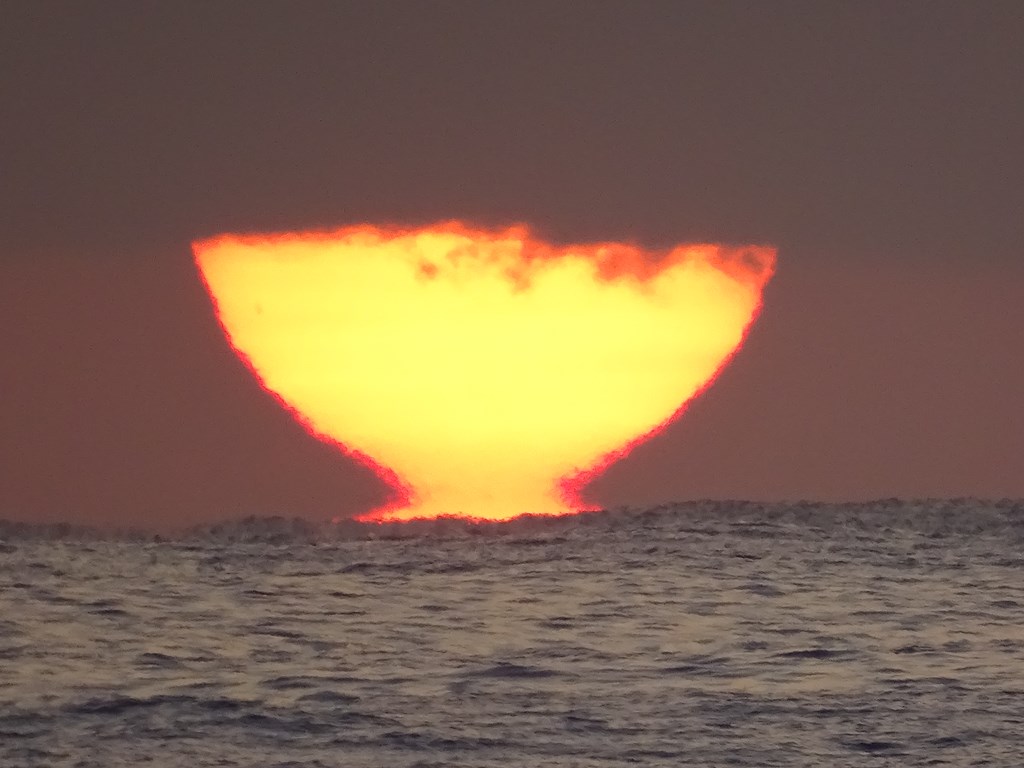 Copa solar
Imagen del amanecer del último día del mes de julio de 2023, en la que el sol toma la forma de copa al encontrarse, en su ascenso, con un rectilíneo banco de nubes situado ligeramente por encima del horizonte marino de la playa de El Sardinero en Santander ( Cantabria ). foto tomada a las 7,09 h, con viento en calma y 18 grados.
