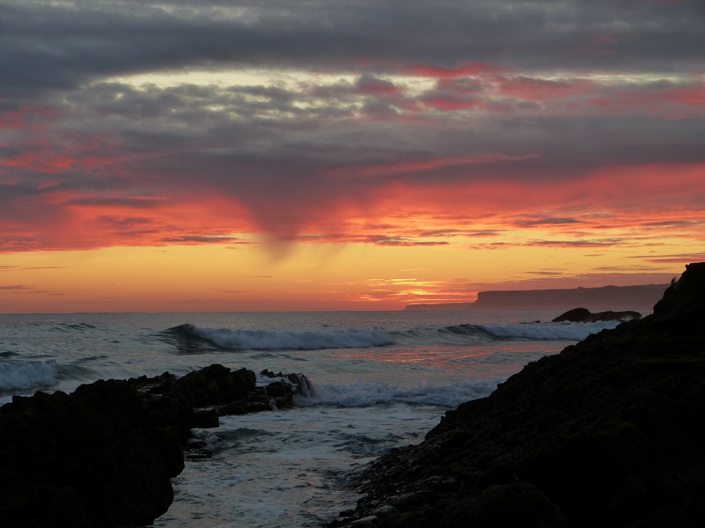 Amanecer tricolor
Amanece en El Sardinero ( Santander ) con nubosidad variable, viento en calma y una temperatura de 18ºC.
