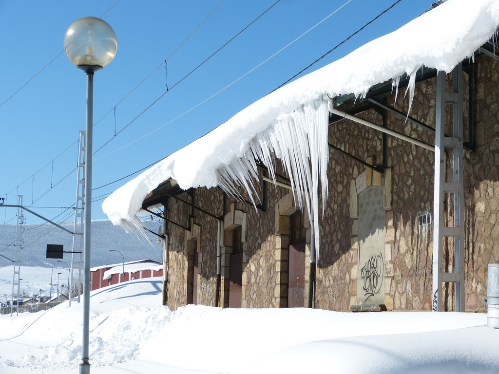 Esperando al tren en Reinosa
El temporal de frio y nieve de comienzos de febrero de 2015 dejó estas caprichosas formas heladas en las instalaciones de la estación de ferrocarril de Reinosa (Cantabria).

