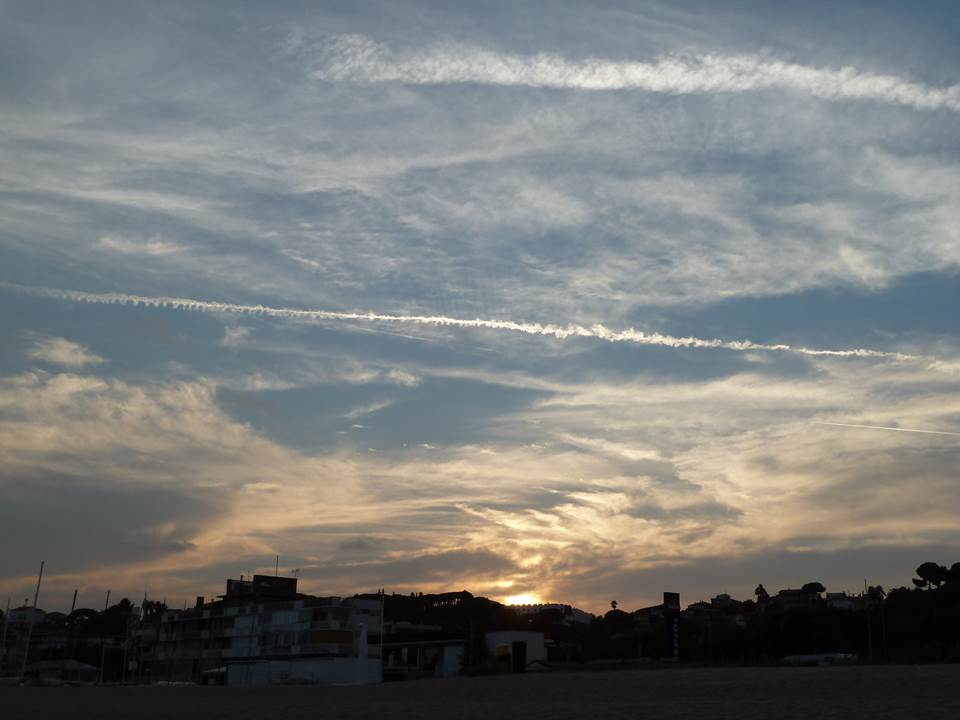 Estelas de avión en la puesta de sol
Atardecer que vino marcado por la presencia de la formación de estelas de avión que anunciaban cambio de tiempo. Foto tomada desde Canet de Mar.
