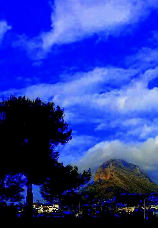 El Montgó detiene las nubes
Vista del Montgó desde el final de la Avda Augusta
