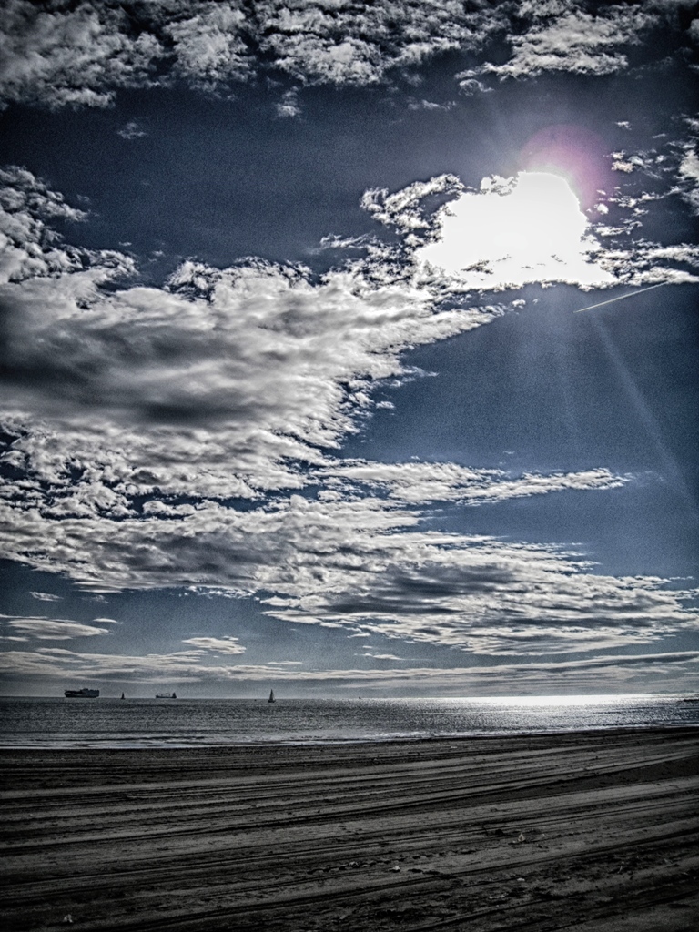 Playa de Pinedo
En la playa de Pinedo en la costa valenciana, mar y cielo combinan los azules y blancos bajo el sol.
