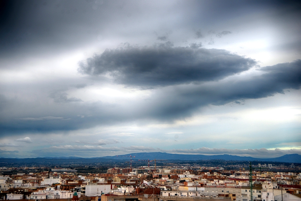 Nublado
Nubes lenticulares en un dia nublado de Valencia
