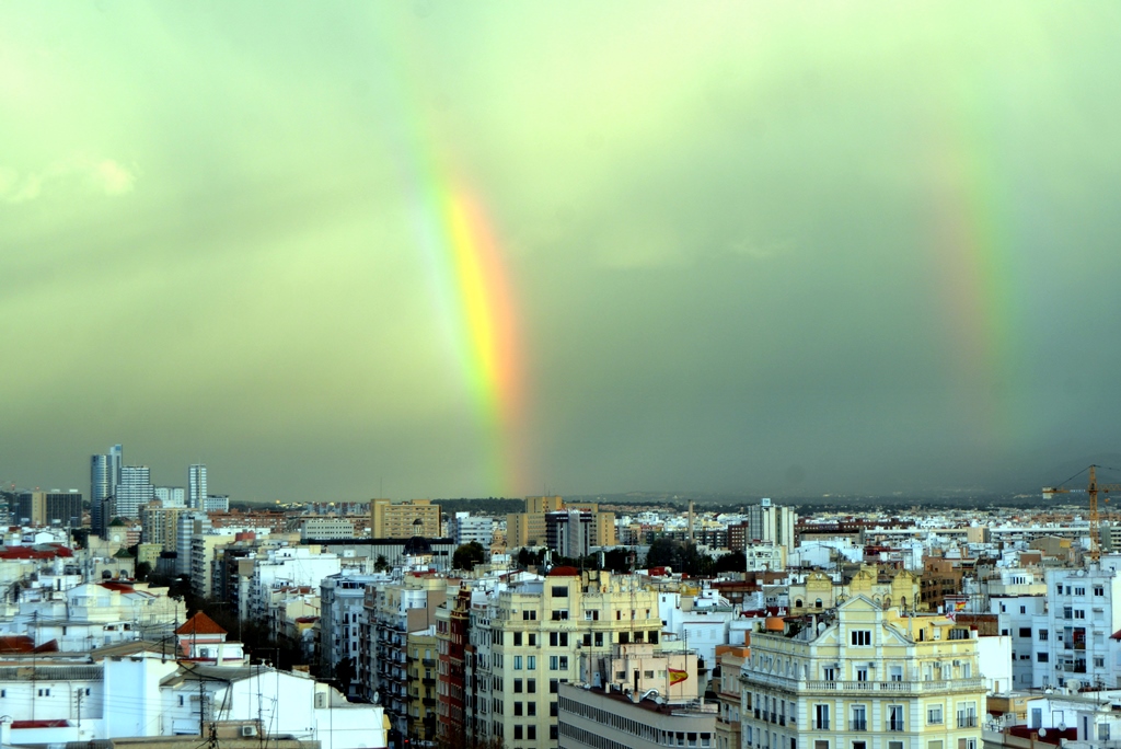 Doble arco iris
Día lluvioso en el que un rayo de sol hace aparecer el arco iris sobre el cielo de Valencia
Álbumes del atlas: aaa_no_album