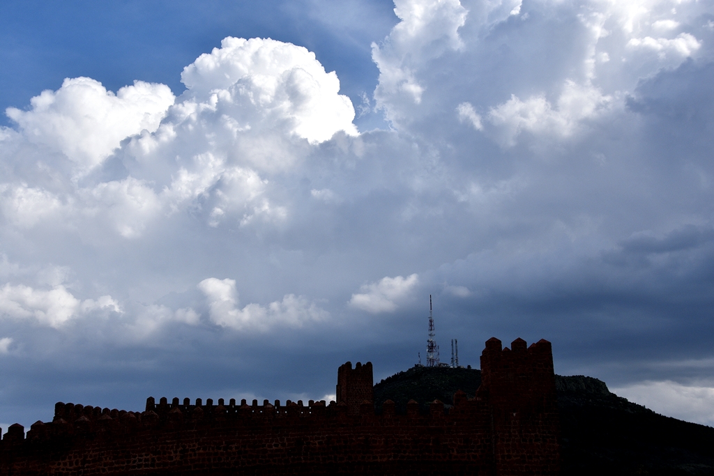 Amenaza de tormenta
Sobre el perfil del castillo de Peracense nubes de fuerte tormenta 
Álbumes del atlas: zfp21
