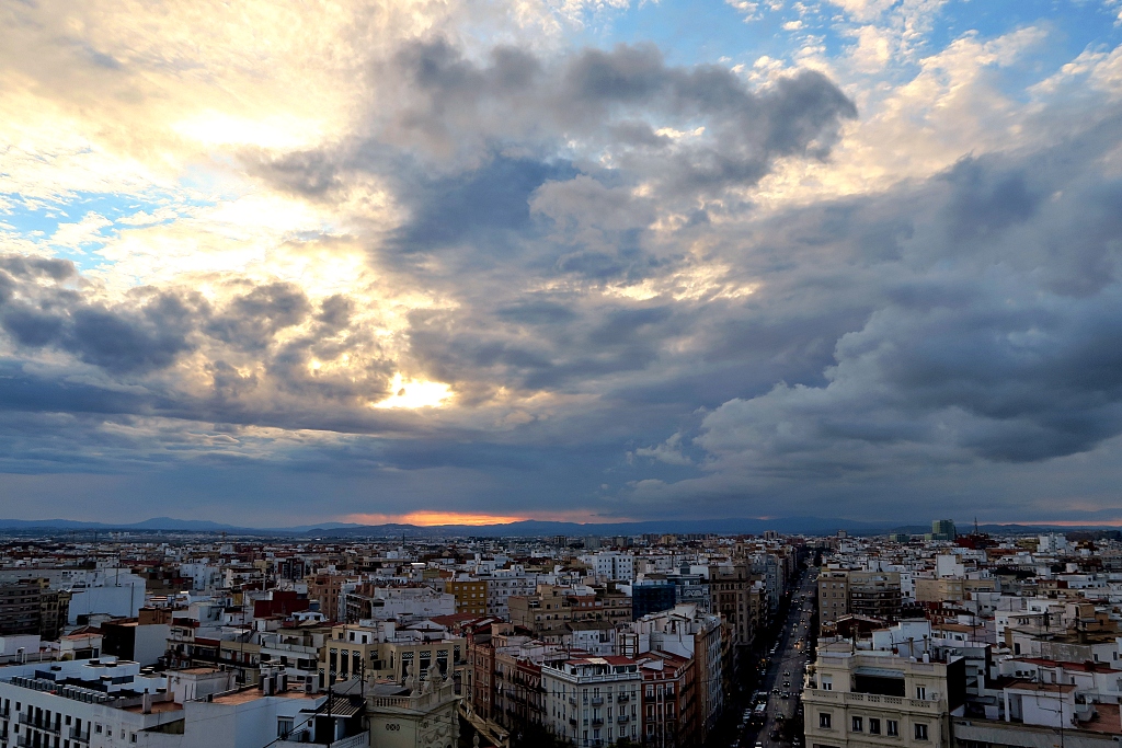 Nublado en Marzo
Puesta de sol con amenazas de lluvia en Valencia
