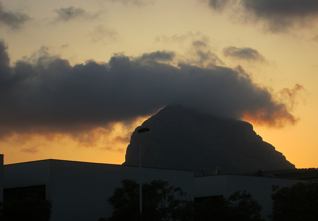 Puesta de sol en montaña
Nubes y sol sobre el Montgo
