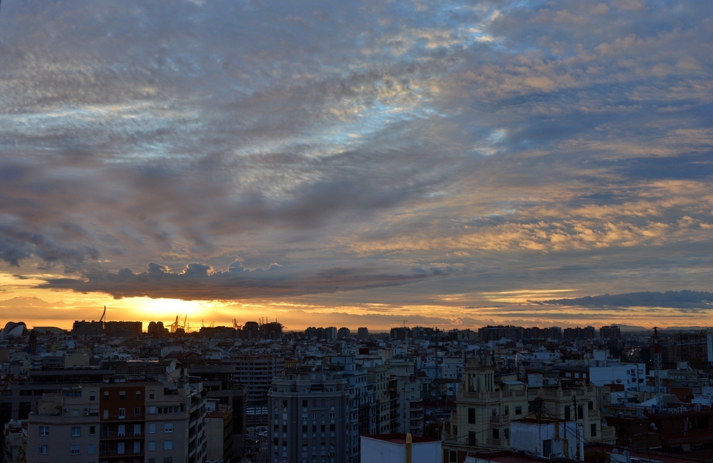 Amanecer nuboso en Valencia
Un amanecer otoñal sobre el cielo de Valencia
Álbumes del atlas: zfo22