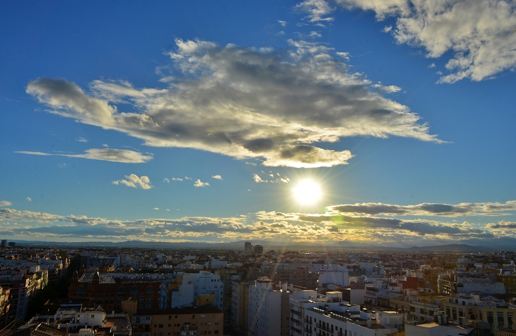 Puesta de sol Valencia
Anochecer nuboso en el cielo de Valencia
