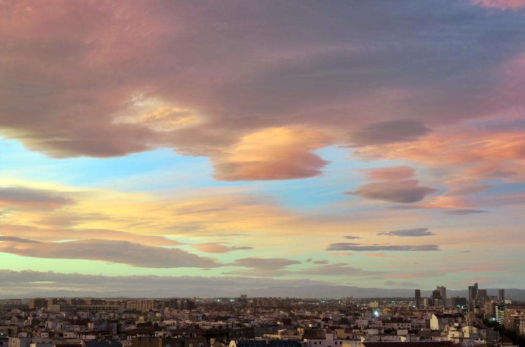 Baja el sol e ilumina las nubes del viento
