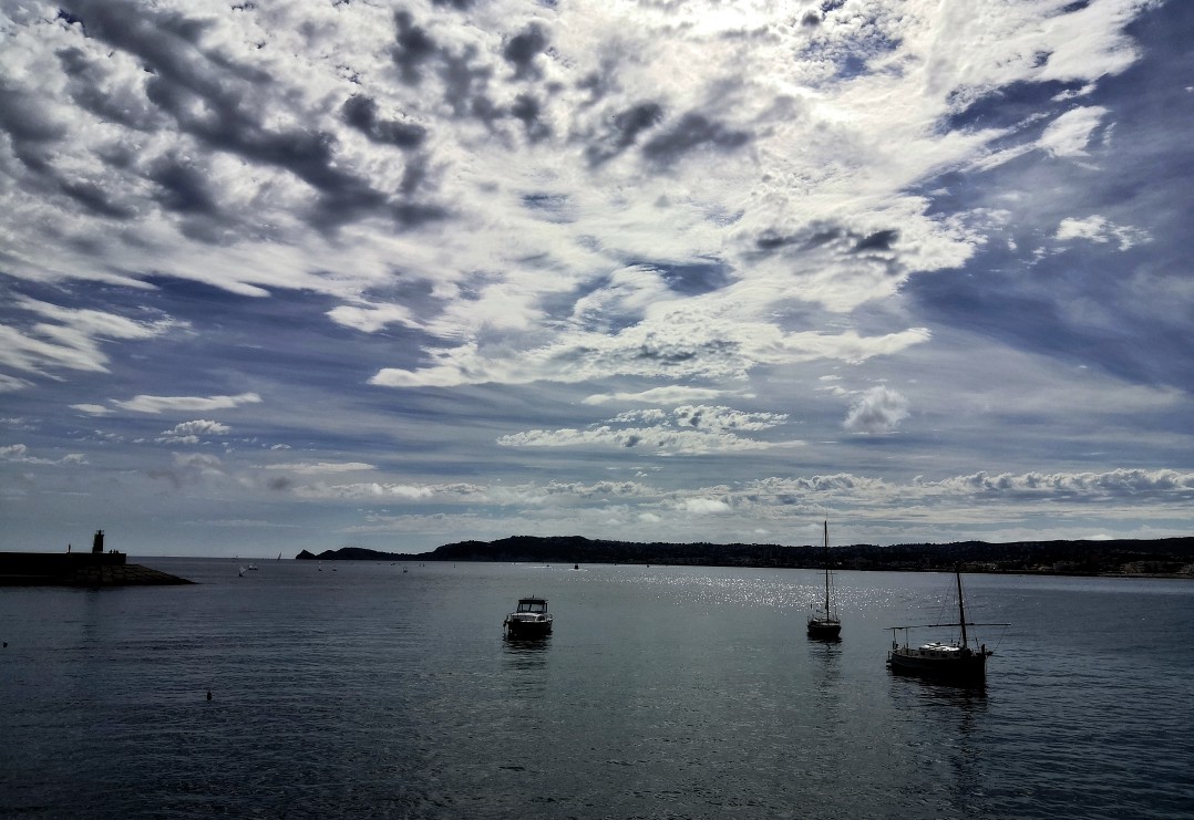 Cielo nublado en la bahía de Jávea
