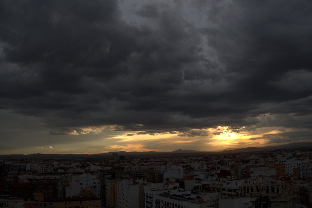 Ocaso entre el cielo y la tierra
