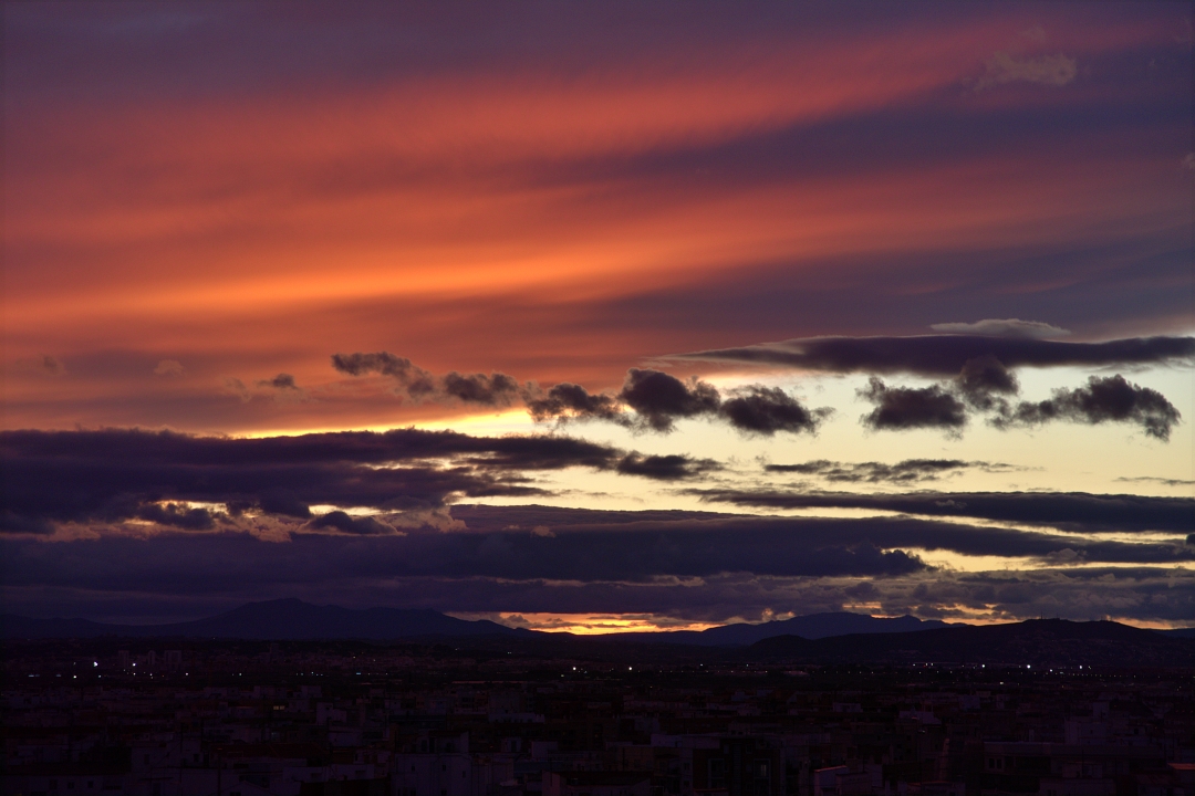 Ultimos rayos sobre nubes dispersas
