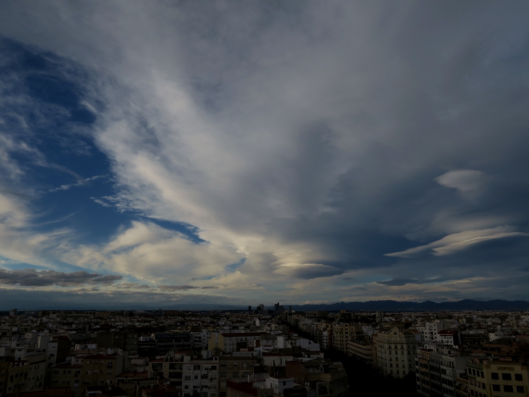 Nubes bajas esculpidas por el viento
