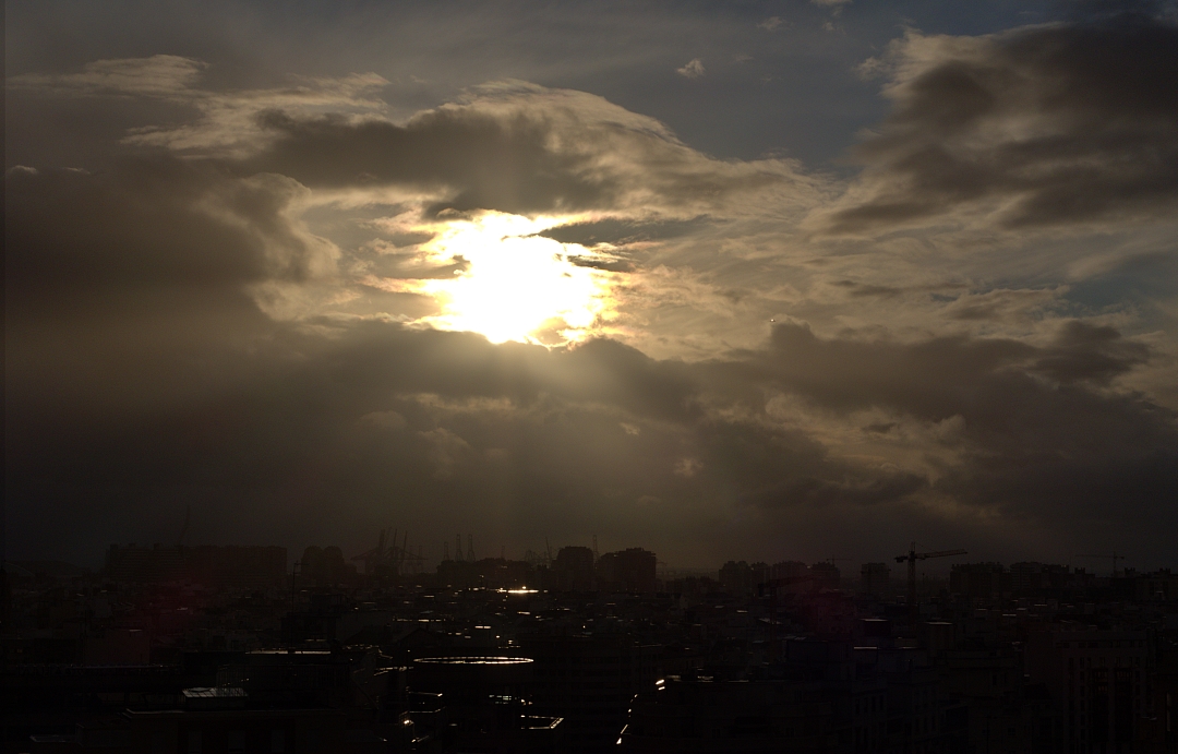 Rompe el sol la bruma por el puerto
