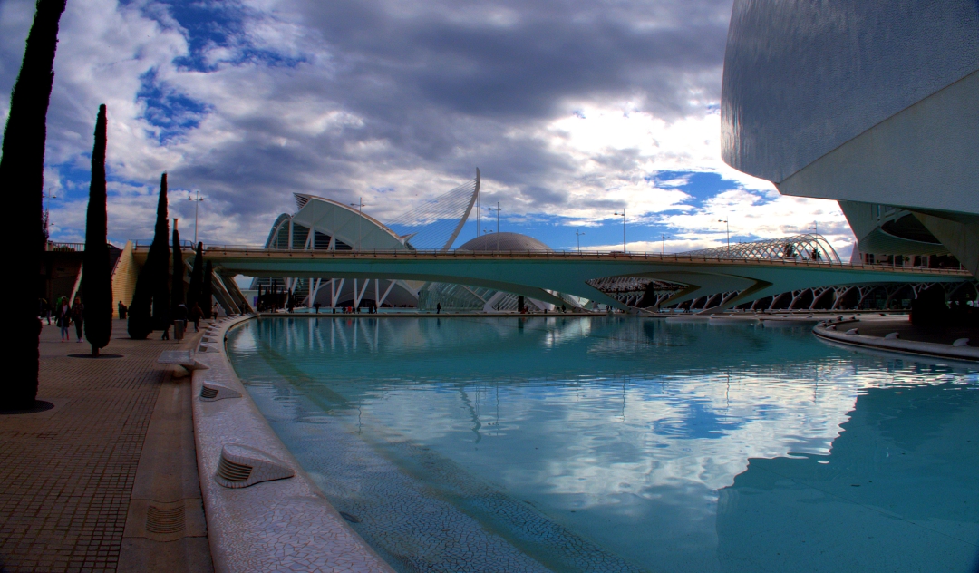 Mar de nubes reflejada en el complejo de la Ciudad de las Artes y las Ciencias de VAlencia
