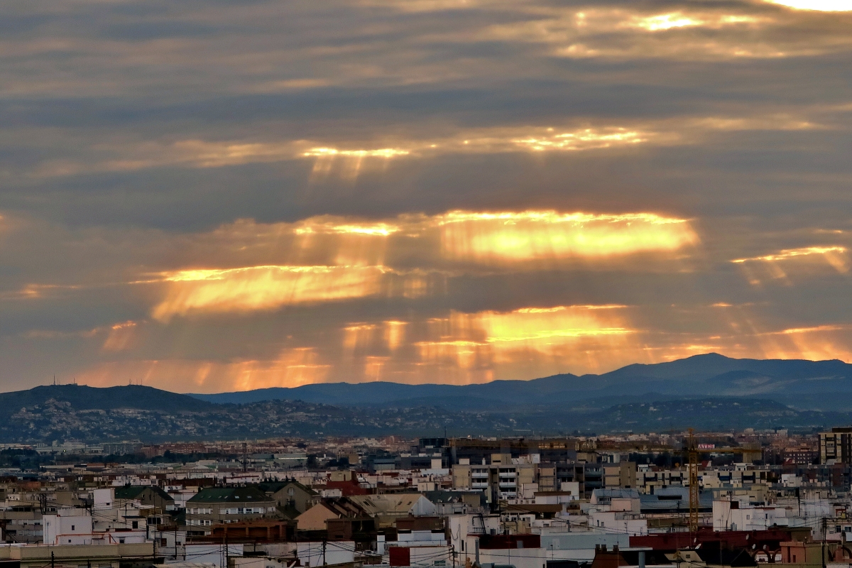Anochece sobre perfil montañoso en Valencia.
