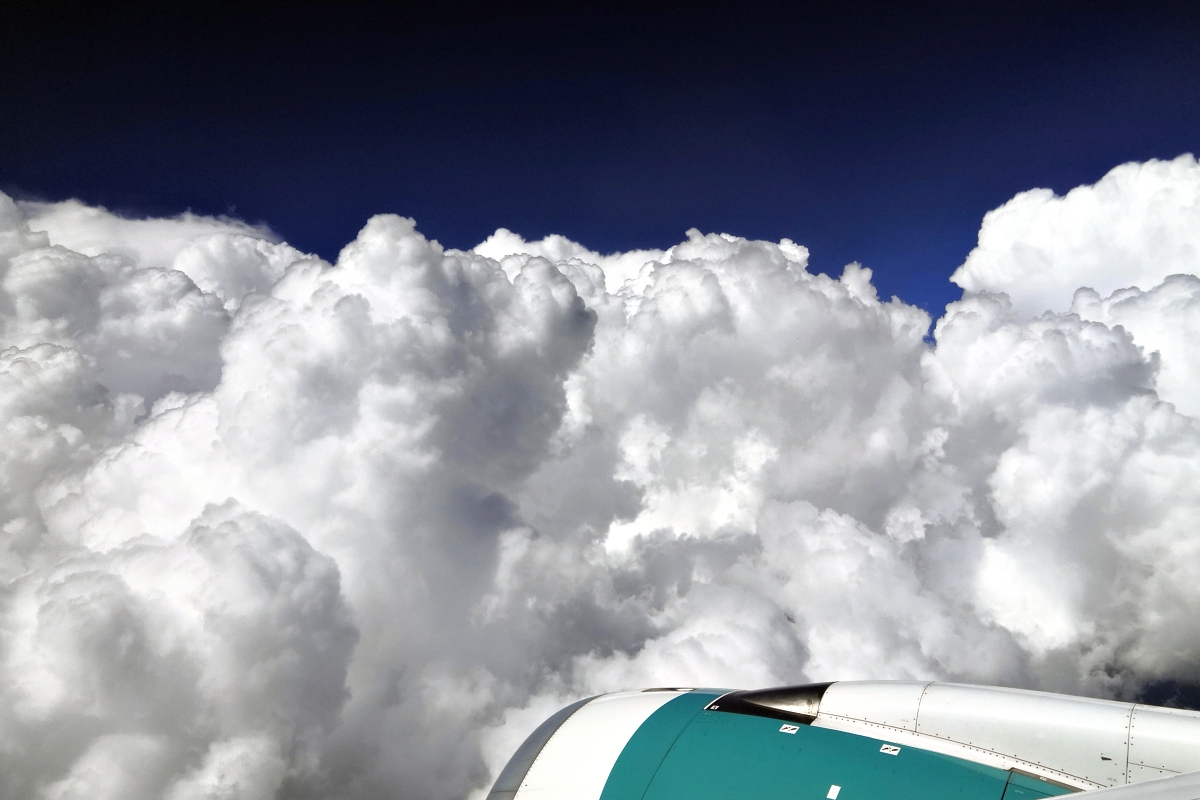 NPasando el banco de nubes al despegue del avión.
