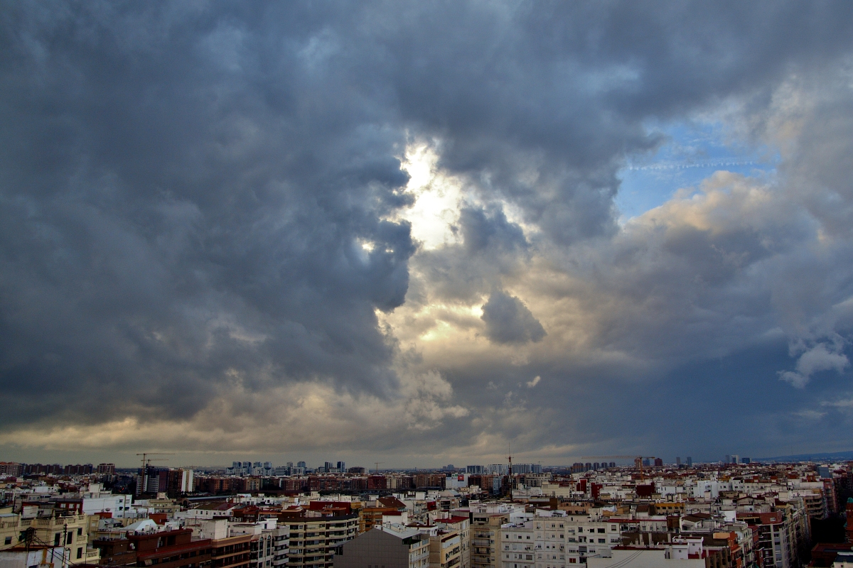 Cielo cubierto con amenaza de lluvia.
