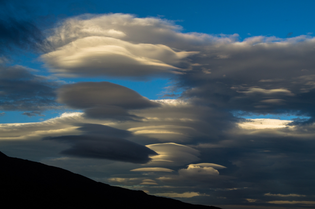 A la sombra del Padre Teide
Hermoso espectáculo de nubes lenticulares formadas a sotavento del Teide gracias a la llegada de humedad en niveles medios y vientos muy fuertes del SW
