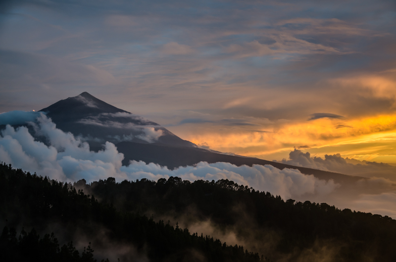 Inestabilidad creciente
Ambiente inestable durante el inicio del otoño con nubosidad de tipo lenticular y cúmulos en crecimiento en las faldas del Pico Teide.
