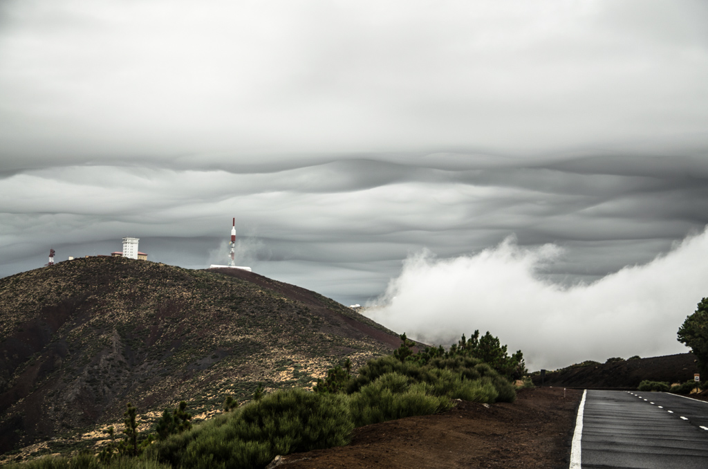 Turbulento
Asperatus formados sobre la dorsal de La Esperanza, Tenerife. Vino como resultado de una advección tropìcal muy húmeda e inestable que dejó acumulados históricos incluso a nivel del mar.
