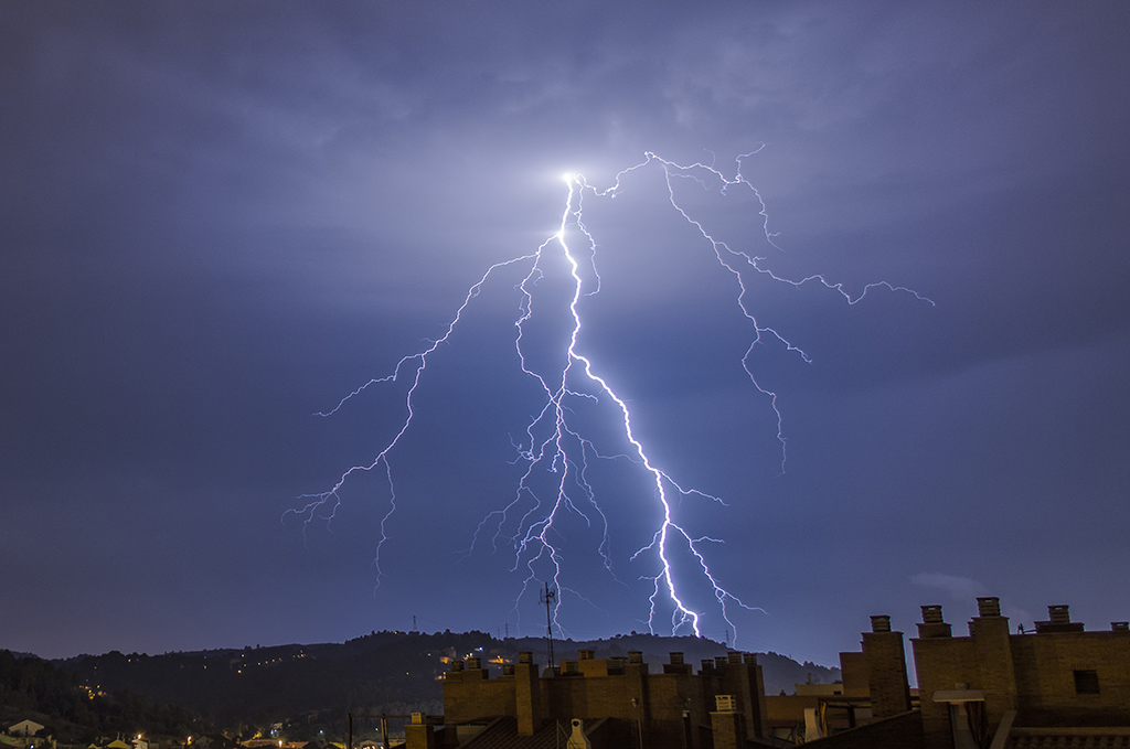 Noche de tormenta
Uno de los rayos captados durante la tormenta nocturna sobre Sant Andreu de la Barca el 22 de julio
