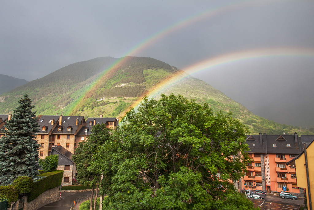 Doble o nada
Las primeras tormentas en el Valle. Sobre el verde reluciente de los arboles aparece un mágico arcoiris de doble cauce.
