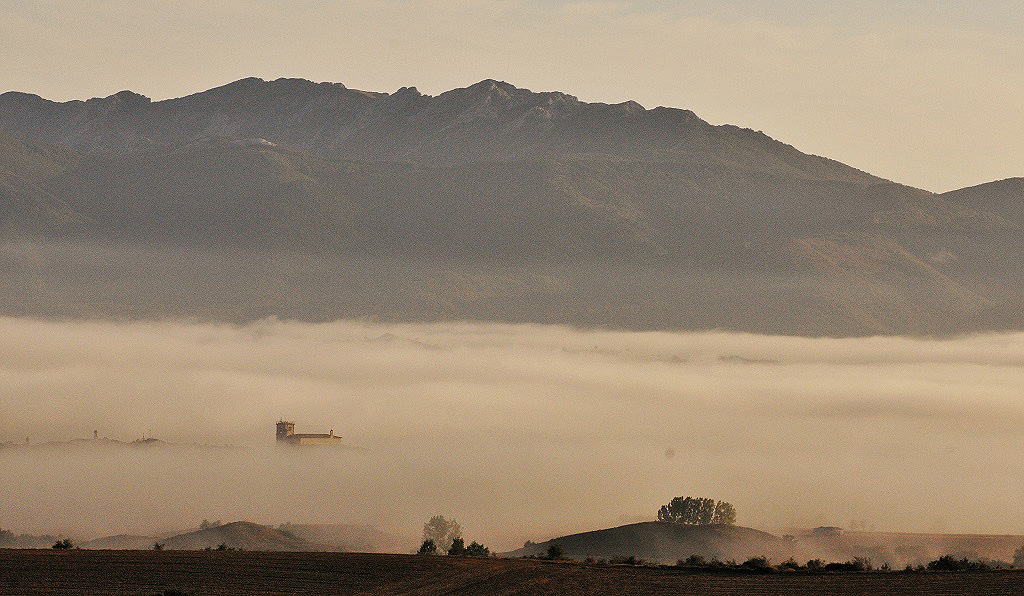 Amanecer en Agurain (Álava)
Paseo matutino viendo como la niebla iba poco a poco desapareciendo, dejando  ver el pueblo de Agurain bajo la atenta mirada del monte Aitzgorri.
