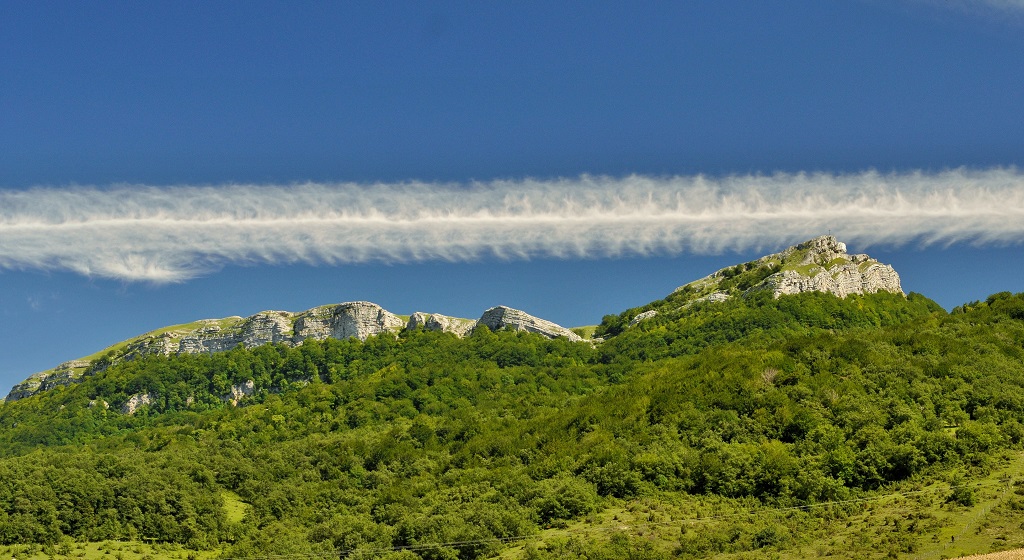 Cirrus vertebratus homomutatus
"Rompiendo el azul del cielo"

Rompiendo el intenso azul del cielo sobre el monte Mirutegi, situado en la sierra de Entzia.
