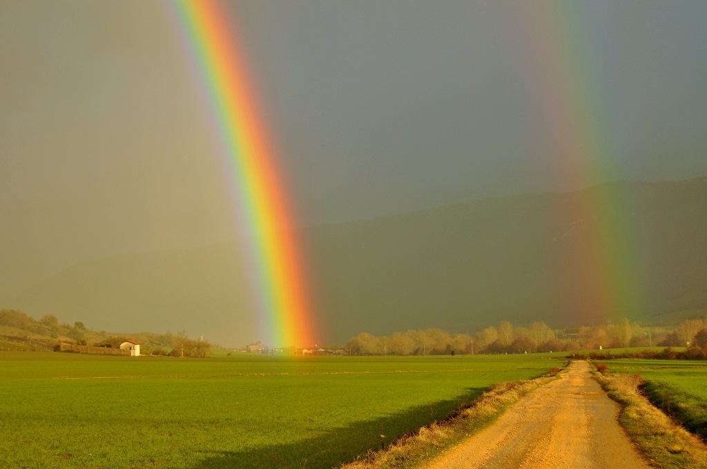 Intenso arcoiris
Este intenso arcoiris caía sobre el pueblo de Eguino. Nunca había visto un arcoiris con los colores tan intensos.
