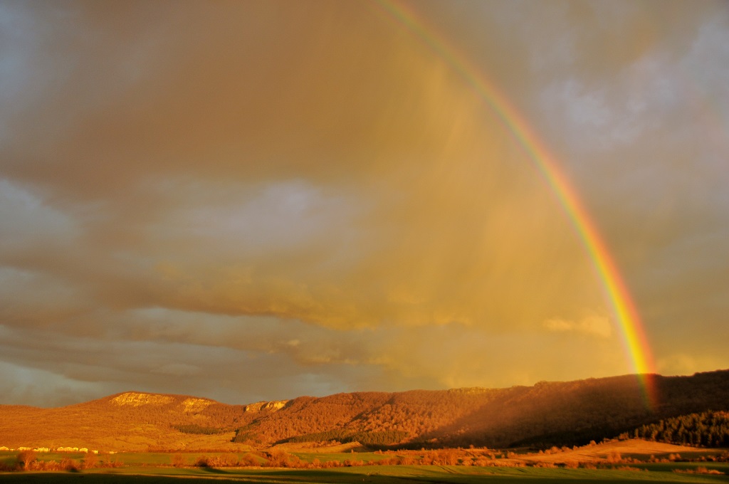 Arco iris sobre la sierra de Iturrieta  (Araba)
Tras las tormentillas caídas durante el día, atardecer tranquilo.

