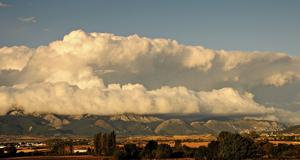 Bajo algodón
Bonita formación nubosa en una tarde de Septiembre sobre los montes de Altzania (Araba)
