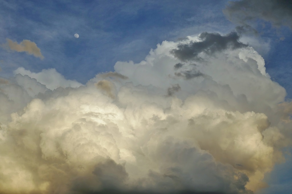Luna expectante
Bonita formación nubosa con la luna como espectadora.
