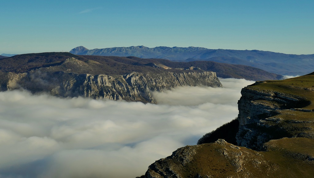 Mar de nubes
Antes de alcanzar la cima  del monte Mirutegi desde las campas de Legaire, se corona la cima del monte Atau (1103m) en la sierra de Entzia (Araba) que nos deja esta bonita estampa cuando la Sakana está bajo la niebla.
