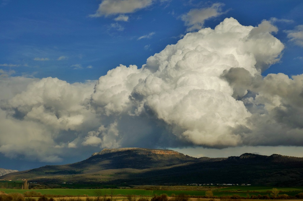 Nubes de evolución sobre el monte Mirutegi (Araba)
