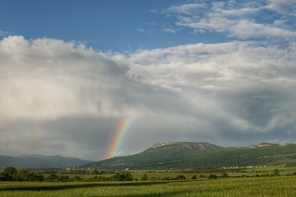 Tímido arcoíris
Bonito colorido el que  proporciona el tímido arcoíris sobre el monte Baio (Araba)
