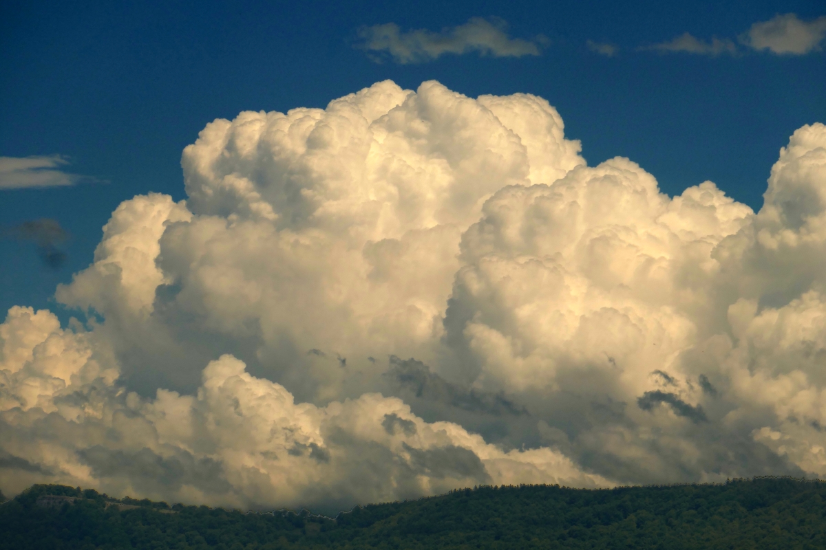 Siempre es todo un placer contemplar este tipo de nubes. En este caso tampoco nos dejó agua pero disfrutamos de su visita.
