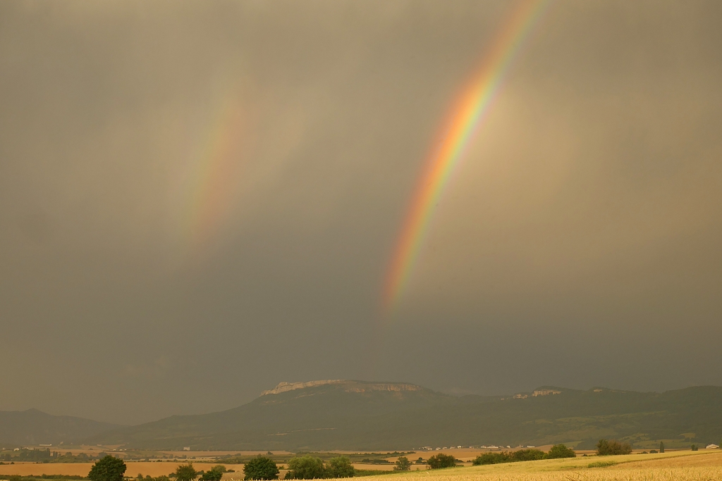 Tras una tarde-noche que amenazaba una gran tormenta tan solo cayeron unas gotas, las suficientes para que se formara este doble arcoiris.
