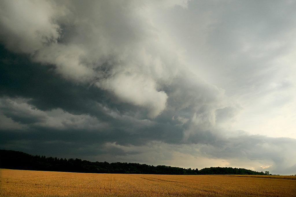 A veces, el cielo amenaza tormenta, se torna negro, amenazante, pero la tormenta termina pasando de largo dejándonos apenas unas gotas.
