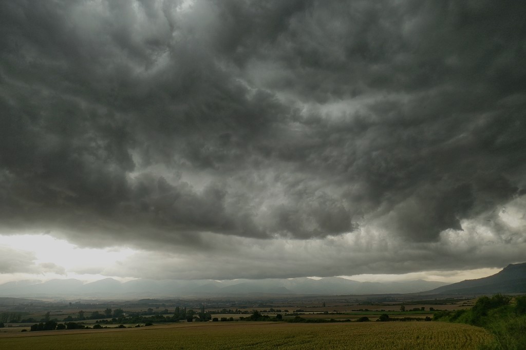 Minutos más tarde de la foto "Falsa alarma", la tormenta seguía acechando pero a pesar del aspecto amenazante y del precioso espectáculo que nos ofreció el cielo apenas descargó.
