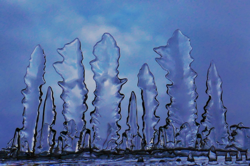 Cuando la naturaleza se vuelve caprichosa y nos deleita con estas bonitas formaciones de hielo.
