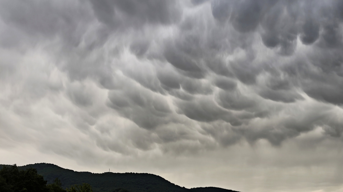 Día de aviso amarillo por tormentas. Empezaron a oirse truenos. Salí de casa. Me posicioné en un lugar propicio para intentar capturar algún rayo. Tan obcecada estaba en ello, que casi no me percato de la presencia de estos mammatus a mi espalda.
