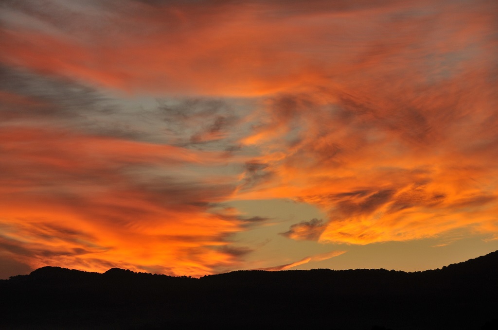 Fuego en el cielo
Bonito amanecer sobre el monte Ballo que domina la llanada Alavesa.
