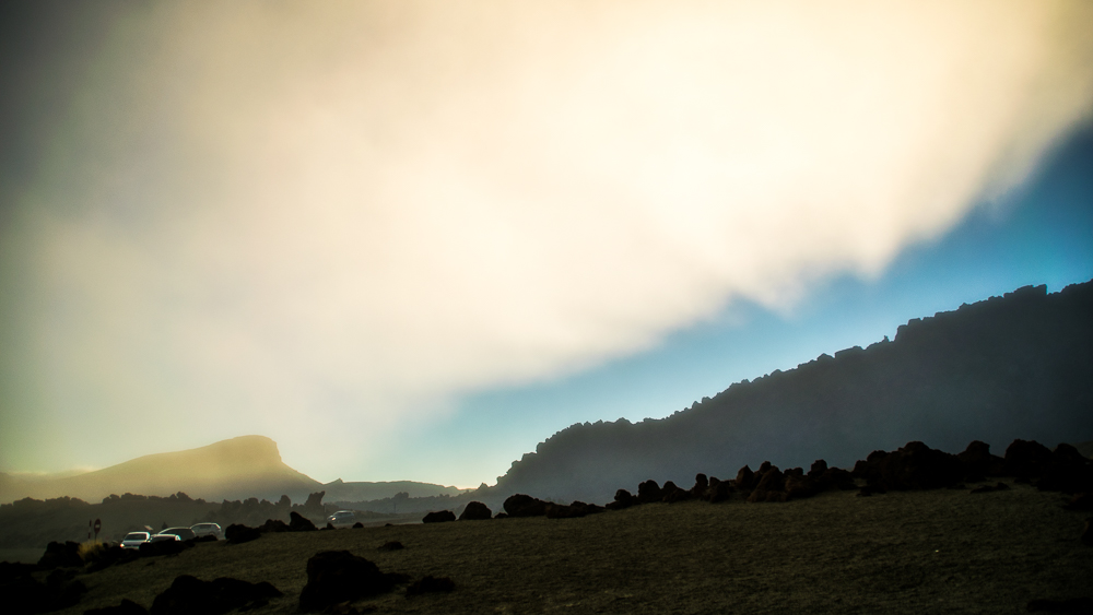 luces y sombras en Guajara
Mientras el sol se pone tras  esta muro de  roca volvanica, susomba se proyecta sobre la niebla que cubre el Parque Nacional  del Teide esa tarde
