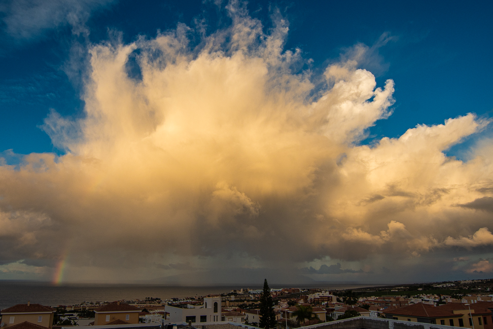 Amanecer con nubes en el horizonte
los cúmulos que discurren en el canal entre la Gomera y Tenerife sur con al vaguada polar  van dejando cortinas de precipitación sobre el mar, que al ser iluminadas al amanecer por los primero rayos de sol, van generando arcoíris en sus bases
